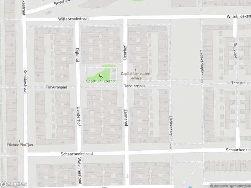 Ambulance met grote spoed naar de Zennehof in Amsterdam