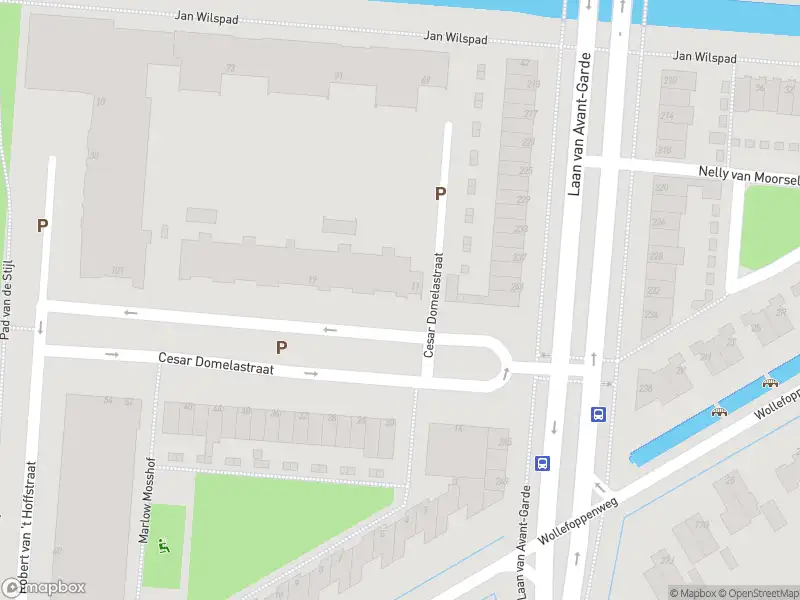 Ambulance met grote spoed naar de Cesar Domelastraat in Rotterdam