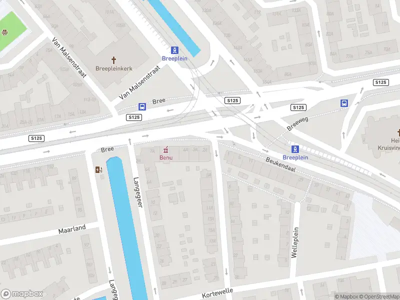 Ambulance met grote spoed naar de Breeplein in Rotterdam