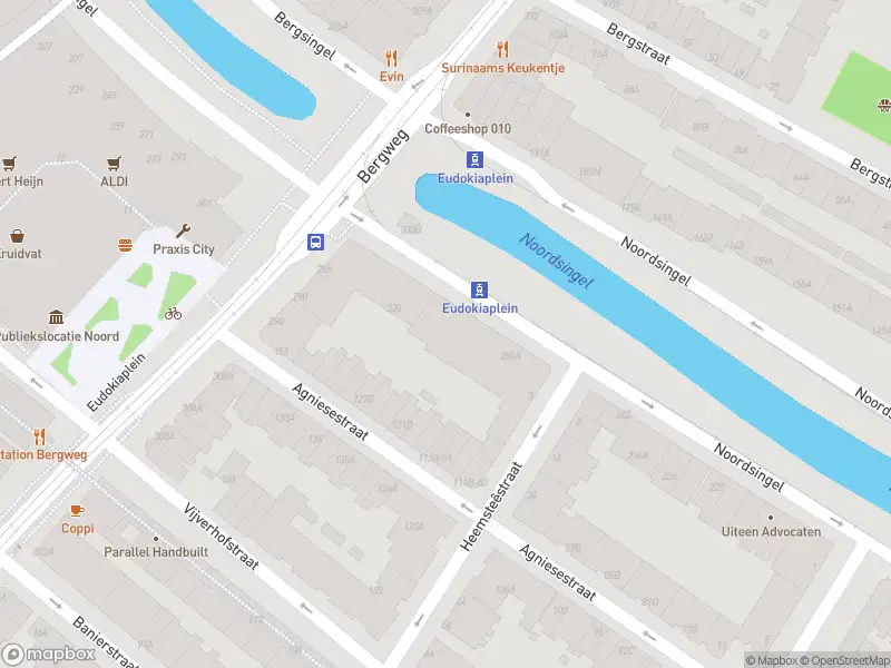 Ambulance met gepaste spoed naar de Noordsingel in Rotterdam