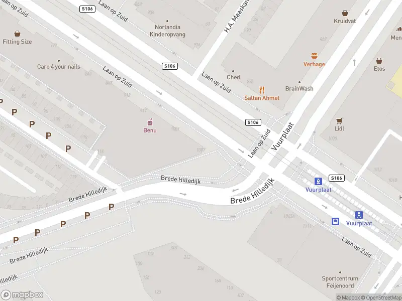 Ambulance met grote spoed naar de Brede Hilledijk in Rotterdam