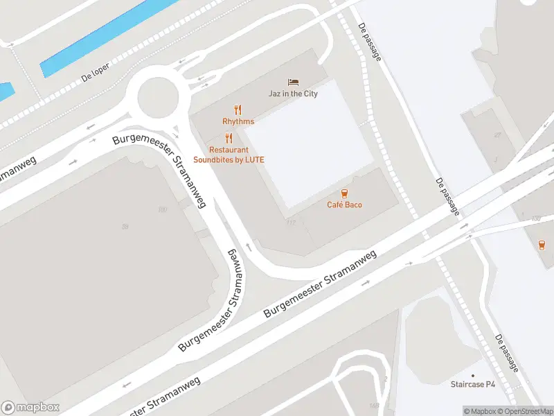 Ambulance met grote spoed naar de De passage in Amsterdam