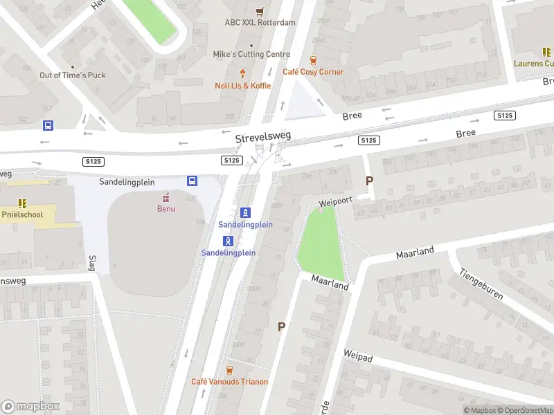 Ambulance met grote spoed naar de Groene Hilledijk in Rotterdam