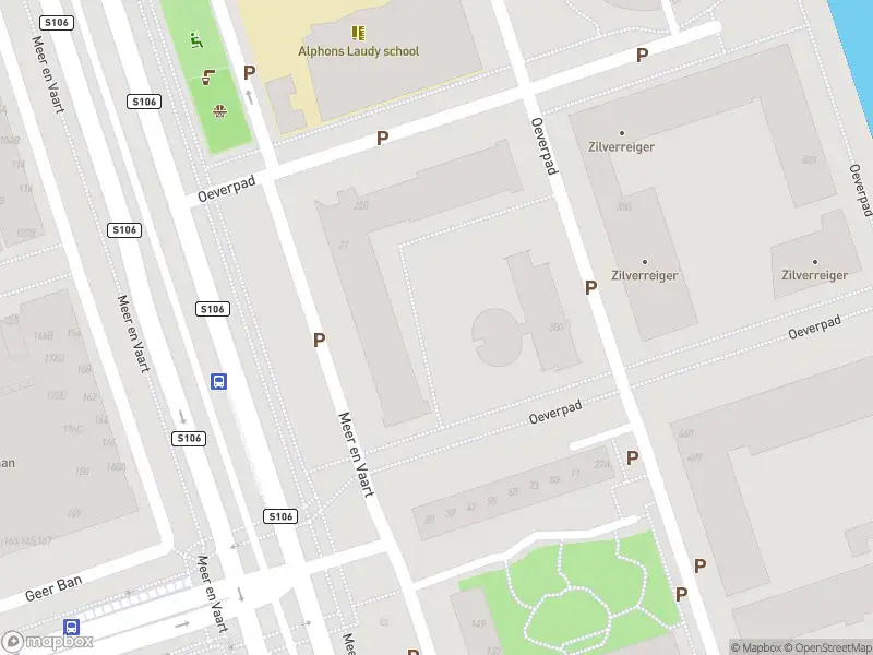 Ambulance met grote spoed naar de Oeverpad in Amsterdam