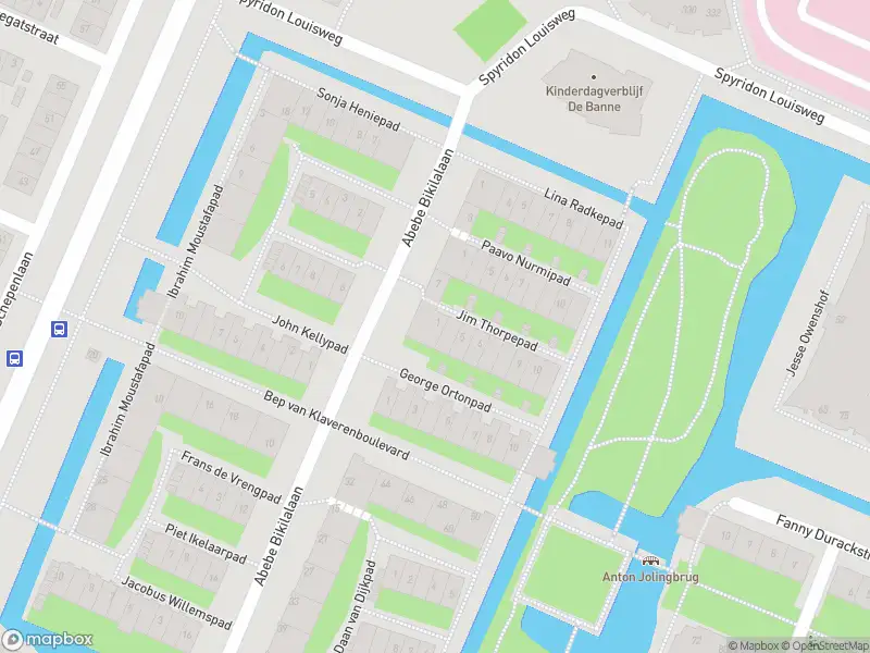 Ambulance met grote spoed naar de Jim Thorpepad in Amsterdam