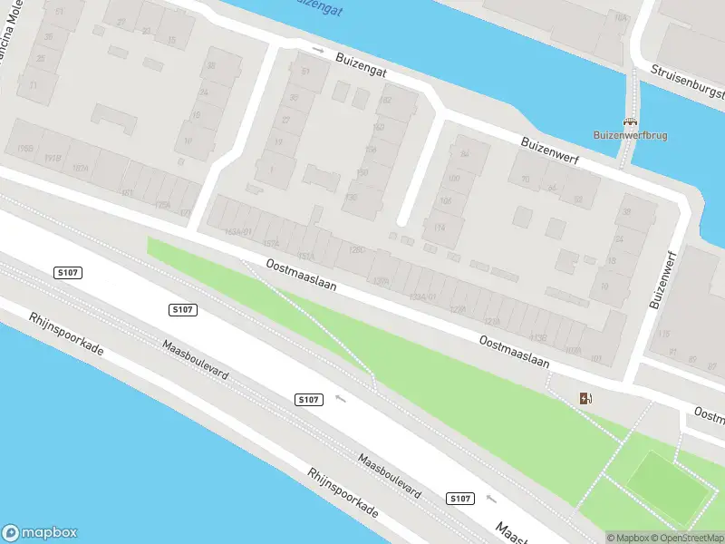 Ambulance met grote spoed naar de Oostmaaslaan in Rotterdam