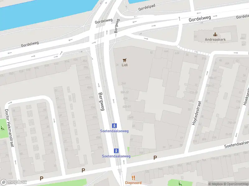 Ambulance met grote spoed naar de Bergweg in Rotterdam