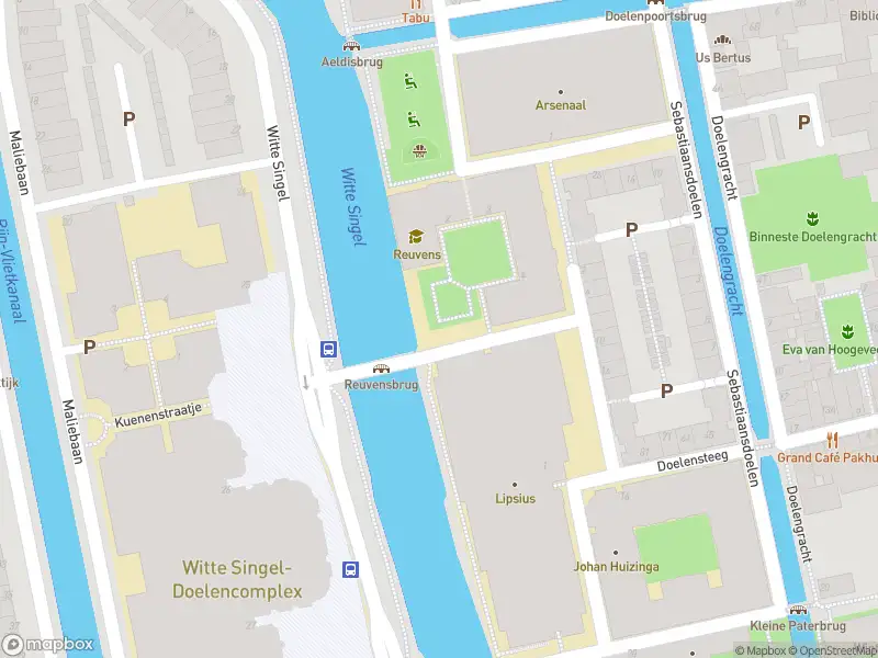 Ambulance met gepaste spoed naar de Witte Singel in Leiden