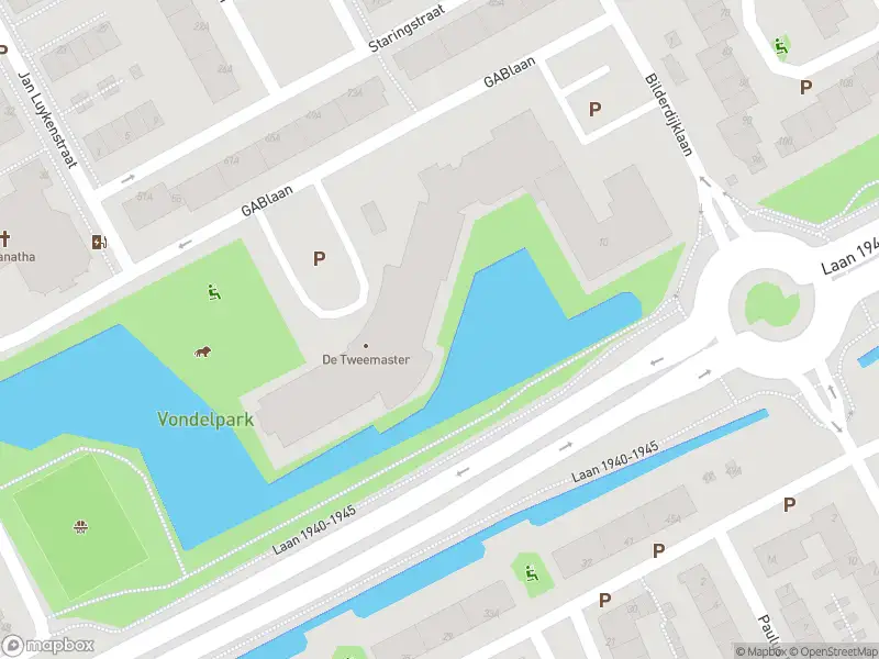 Ambulance met grote spoed naar de Vondelpark in Maassluis vanwege personen te water