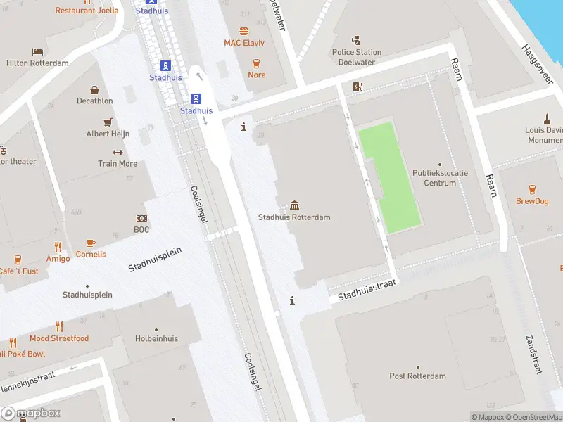 Ambulance met gepaste spoed naar de Doelwater in Rotterdam