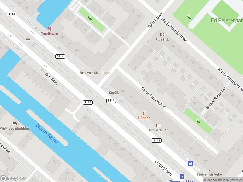 Ambulance met gepaste spoed naar de IJburglaan in Amsterdam