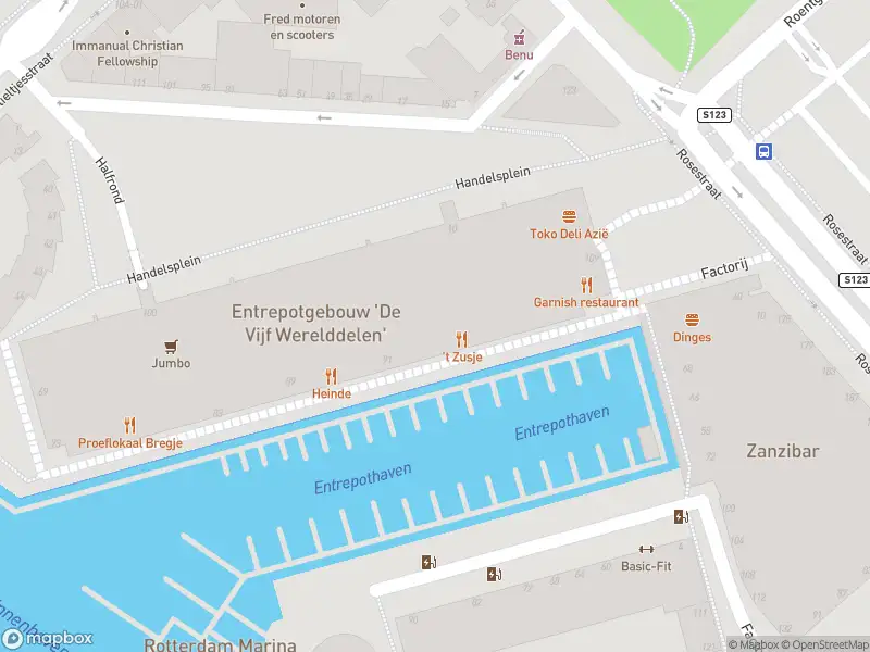 Ambulance met grote spoed naar de Vijf Werelddelen in Rotterdam