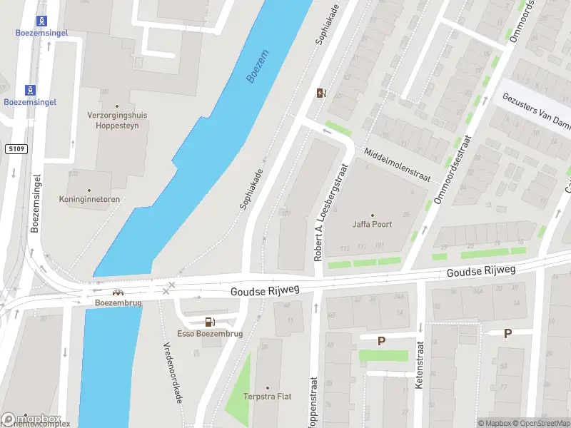 Ambulance met grote spoed naar de Sophiakade in Rotterdam