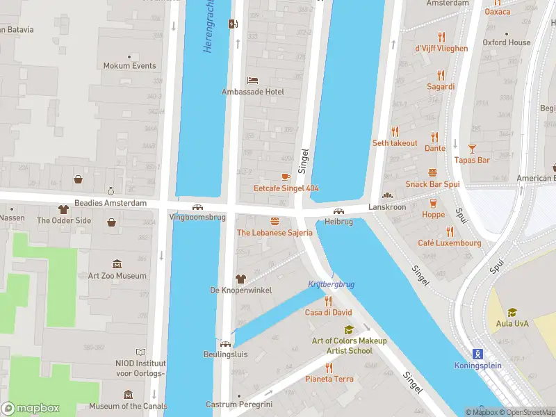 Ambulance met gepaste spoed naar de Wijde Heisteeg in Amsterdam