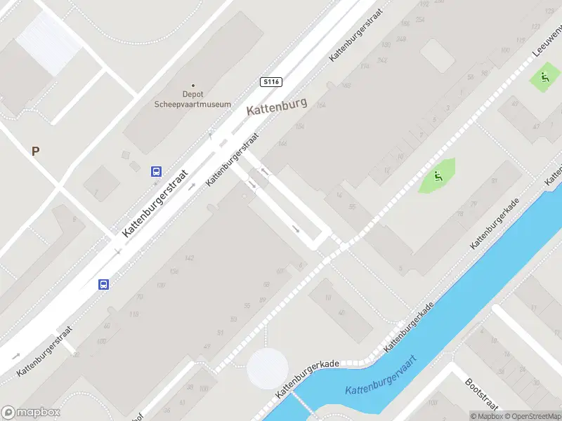 Ambulance met grote spoed naar de Leeuwenwerf in Amsterdam