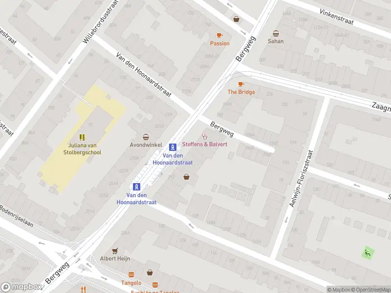 Ambulance met gepaste spoed naar de Bergweg in Rotterdam