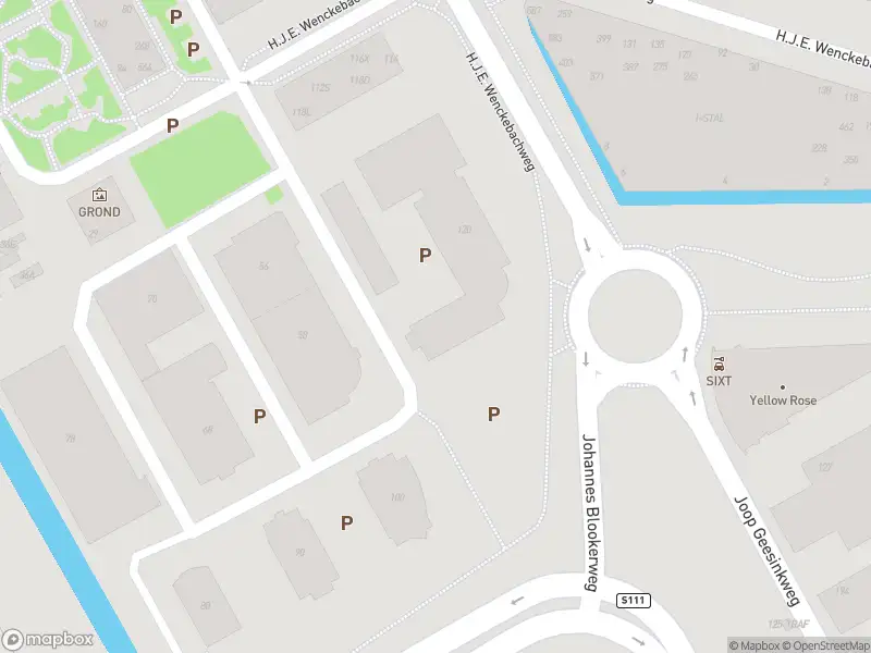 Ambulance met gepaste spoed naar de H.J.E. Wenckebachweg in Amsterdam-Duivendrecht