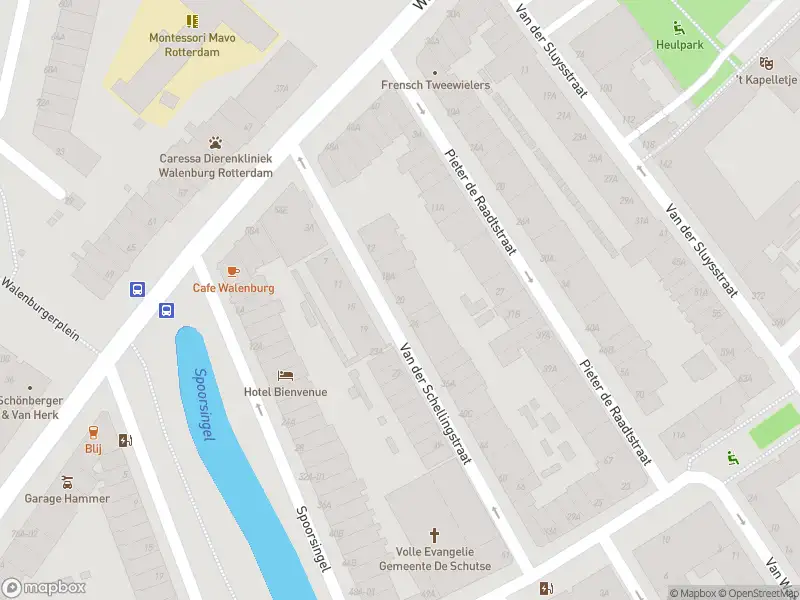 Ambulance met grote spoed naar de Van der Schellingstraat in Rotterdam