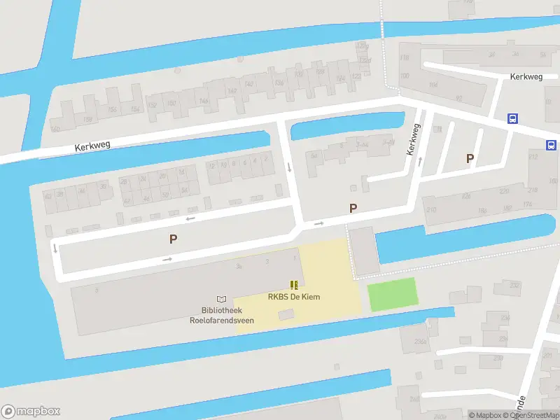 Ambulance met grote spoed naar de Schoolplein in Roelofarendsveen