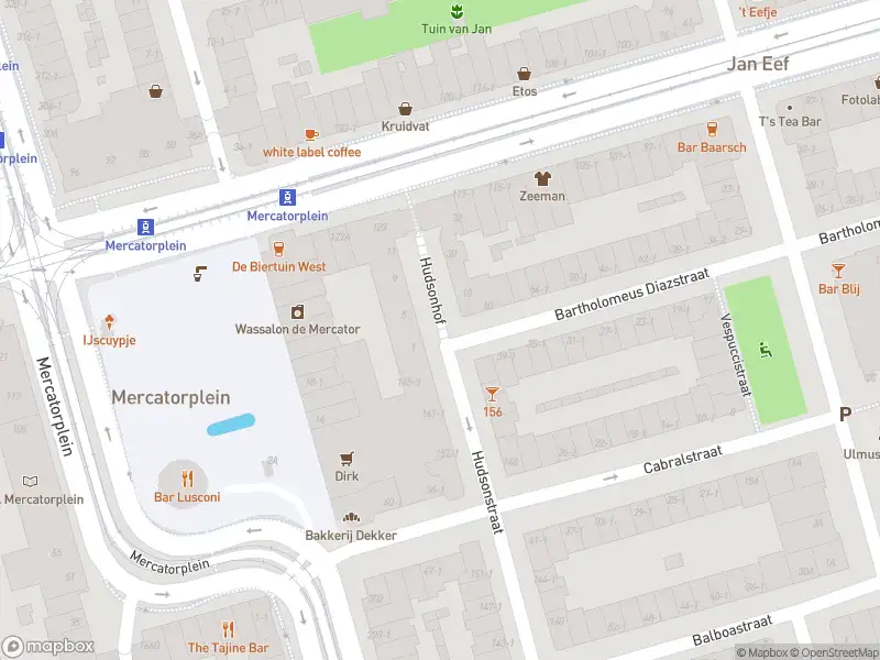 Ambulance met grote spoed naar de Hudsonhof in Amsterdam