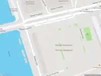 Ambulance met grote spoed naar de Mr. Treublaan in Amsterdam