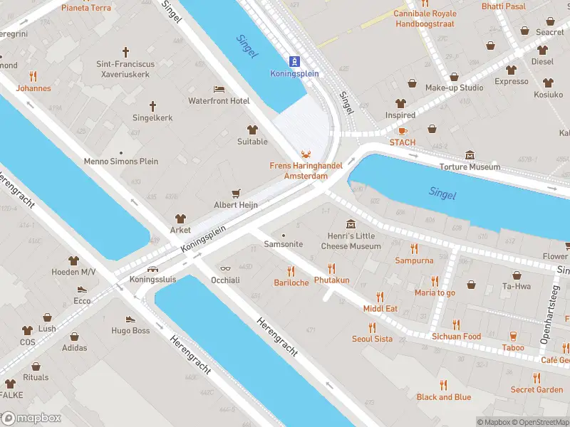 Ambulance met gepaste spoed naar de Koningsplein in Amsterdam