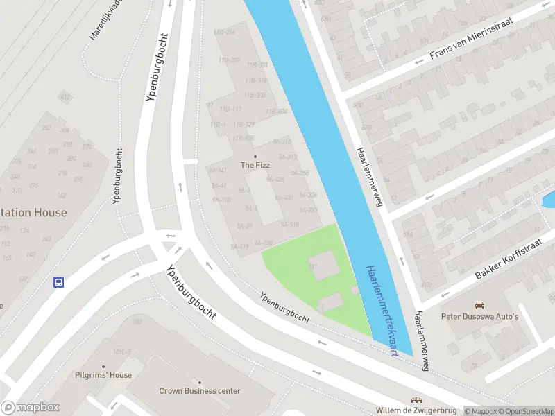 Ambulance met grote spoed naar de Ypenburgbocht in Leiden