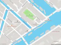 Brandweer met gepaste spoed naar de Recht Boomssloot in Amsterdam