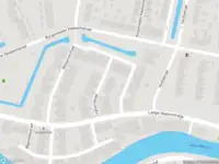 Ambulance met grote spoed naar de Zonnehof in Amsterdam