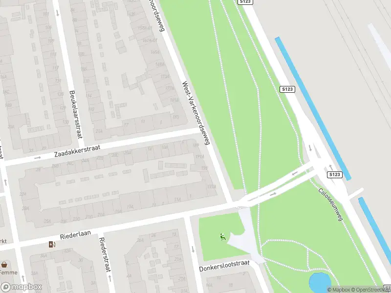 Ambulance met gepaste spoed naar de West-Varkenoordseweg in Rotterdam