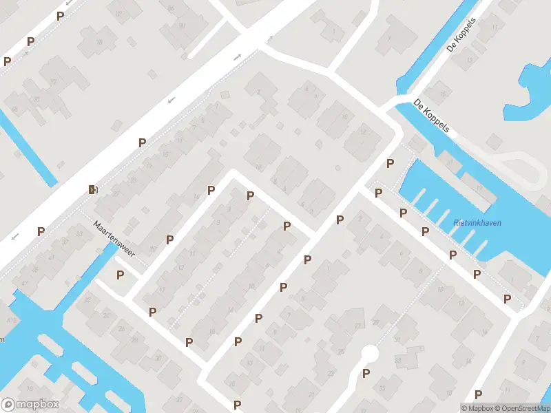 Ambulance met grote spoed naar de Maartensweer in Leidschendam