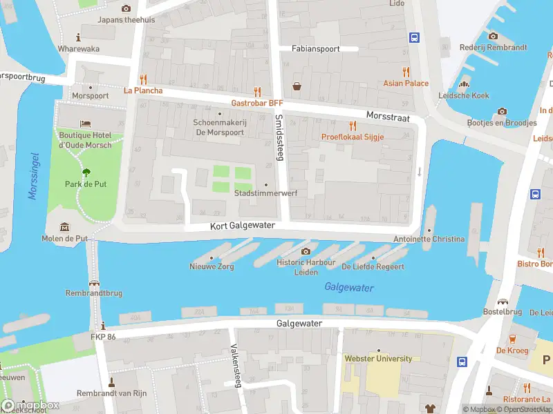 Ambulance met gepaste spoed naar de Kort Galgewater in Leiden