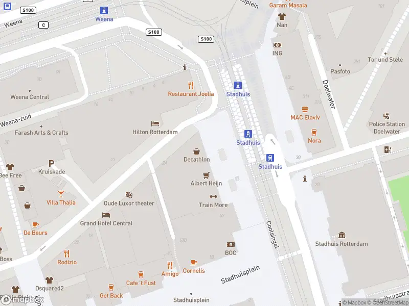 Ambulance met gepaste spoed naar de Coolsingel in Rotterdam