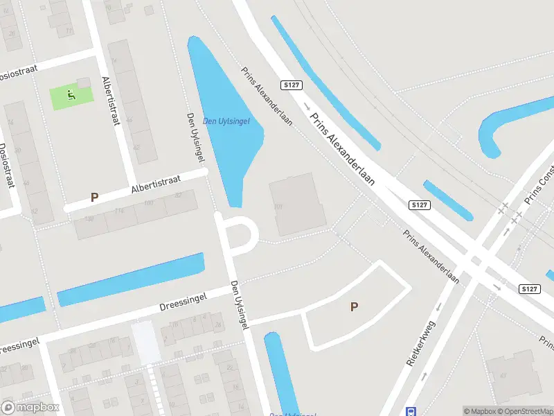 Ambulance met grote spoed naar de Den Uylsingel in Rotterdam