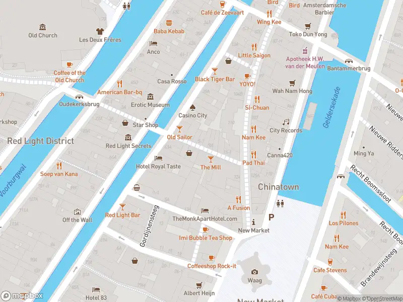 Ambulance met grote spoed naar de Molensteeg in Amsterdam