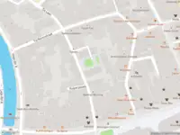 Brandweer met gepaste spoed naar de Steenhouwerskade in Groningen