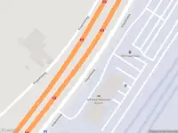 Ambulance, brandweer en politie met grote spoed naar de Vliegveldweg in Maastricht-Airport