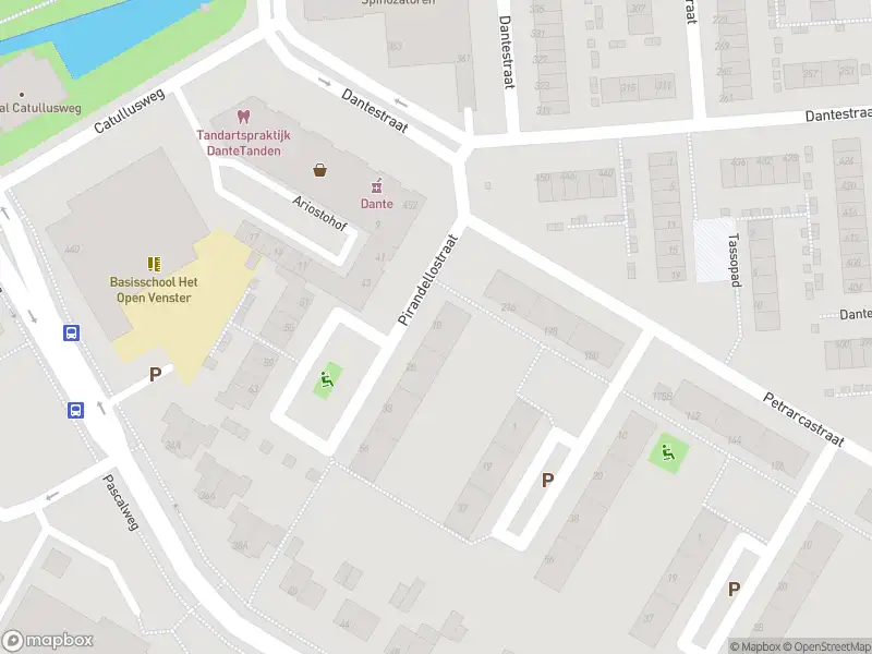 Ambulance met gepaste spoed naar de Pirandellostraat in Rotterdam