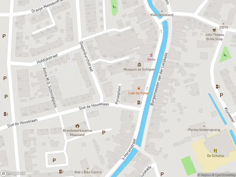 Ambulance met grote spoed naar de Pynasplein in Maasland