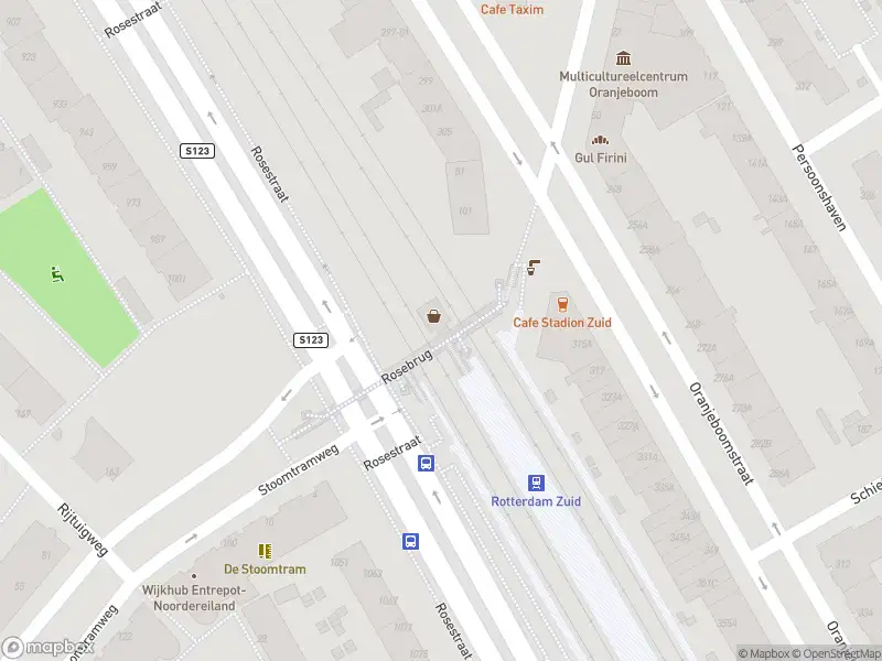 Ambulance met gepaste spoed naar de Rosestraat in Rotterdam