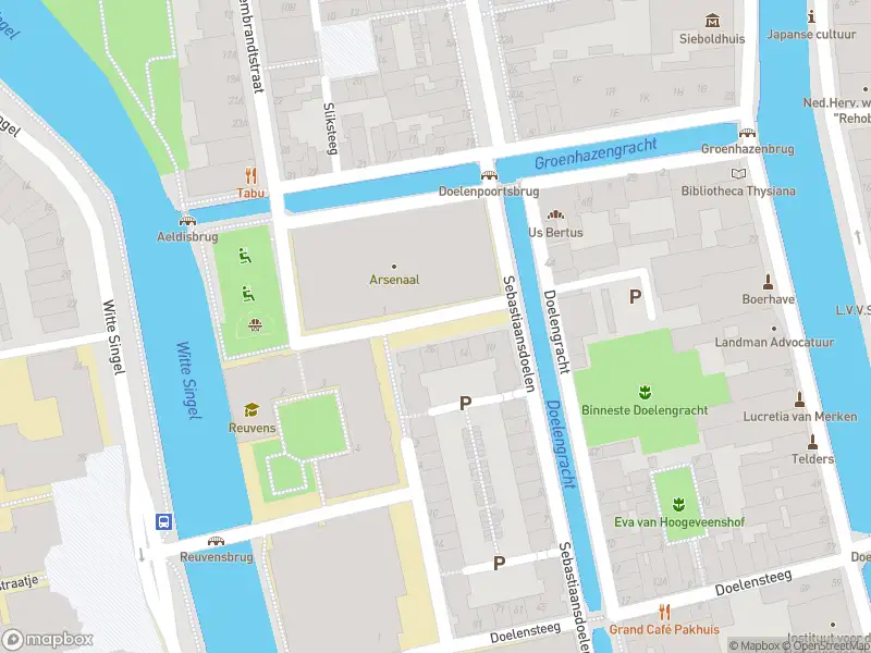 Ambulance met gepaste spoed naar de Arsenaalstraat in Leiden