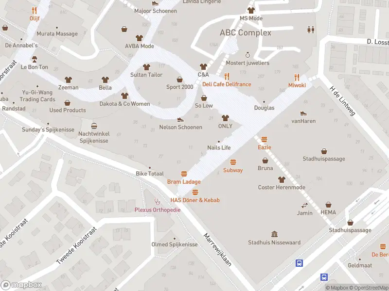 Brandweer met gepaste spoed naar de Nieuwstraat in Spijkenisse vanwege een liftopsluiting