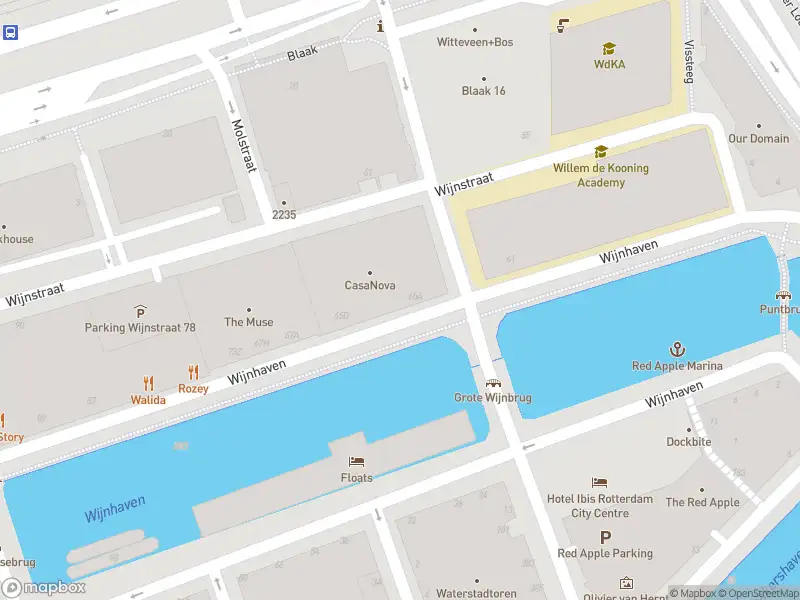 Ambulance met grote spoed naar de Wijnhaven in Rotterdam