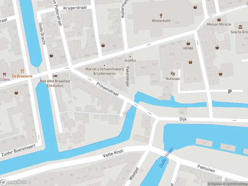 Ambulance met grote spoed naar de Prinsenstraat in Enkhuizen