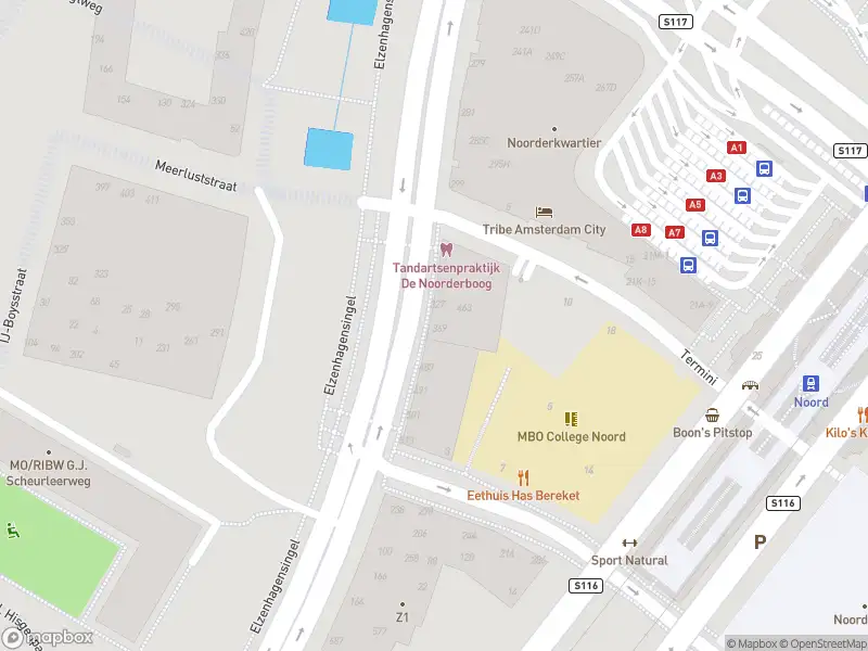 Ambulance met grote spoed naar de Elzenhagensingel in Amsterdam