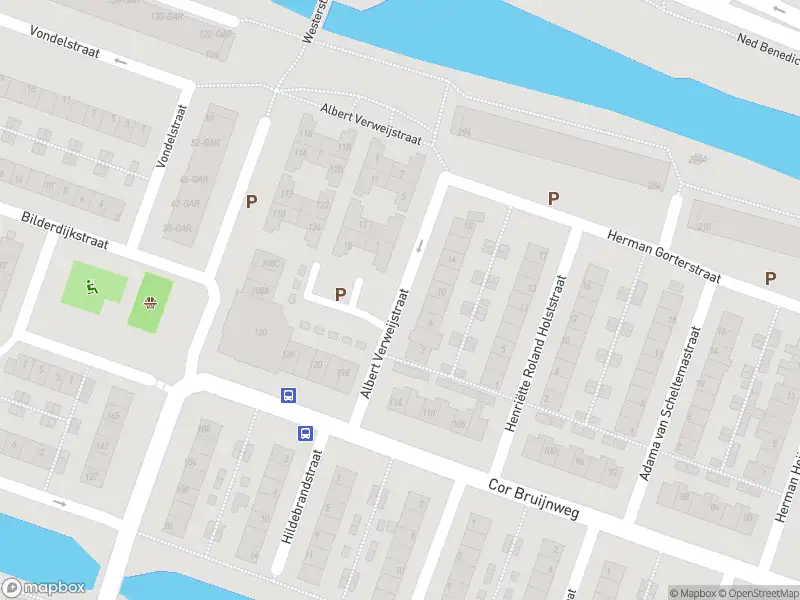 Ambulance met grote spoed naar de Albert Verweijstraat in Wormerveer