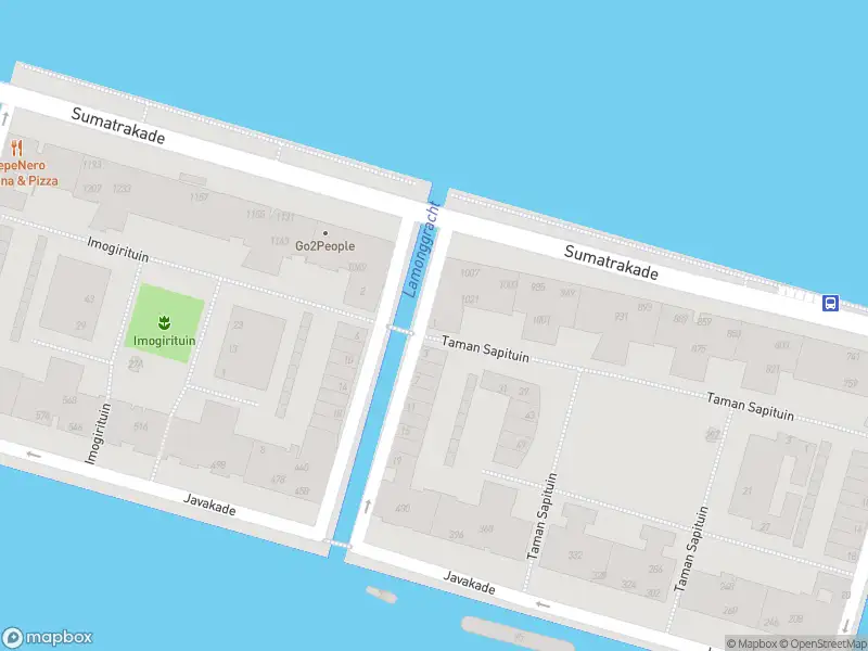 Ambulance met grote spoed naar de Sumatrakade in Amsterdam