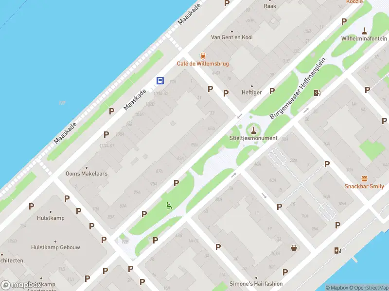 Ambulance met grote spoed naar de Burgemeester Hoffmanplein in Rotterdam