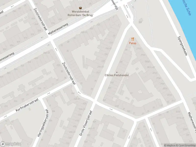 Ambulance met grote spoed naar de Grote Visserijstraat in Rotterdam