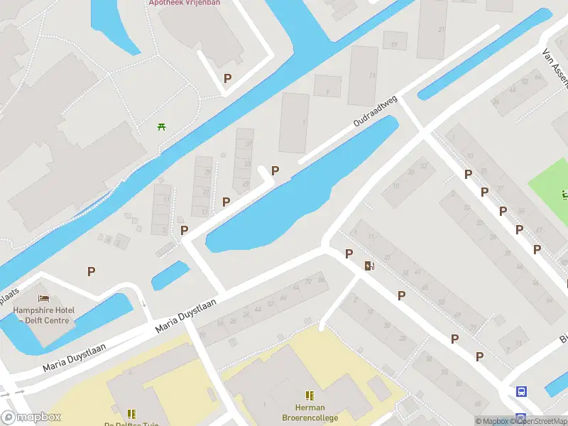 Ambulance met grote spoed naar de Gerardus de Haenstraat in Delft